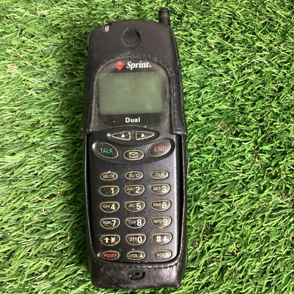 Vintage Sanyo Dual Band 3000 Mobile Phone
